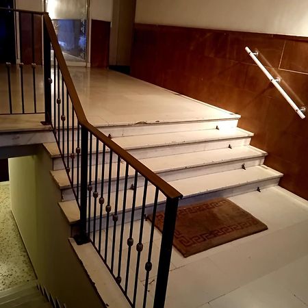 Vestige Basement Apartment เอเธนส์ ภายนอก รูปภาพ