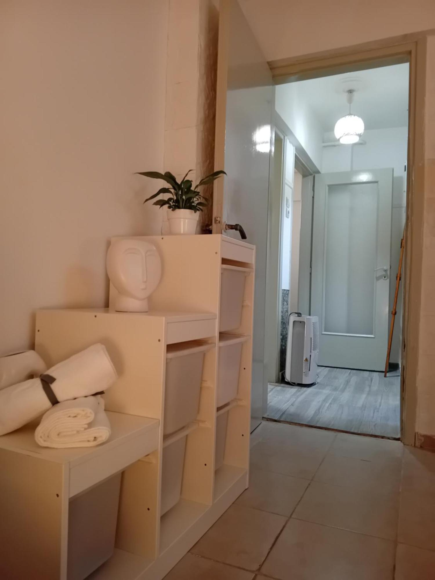 Vestige Basement Apartment เอเธนส์ ภายนอก รูปภาพ