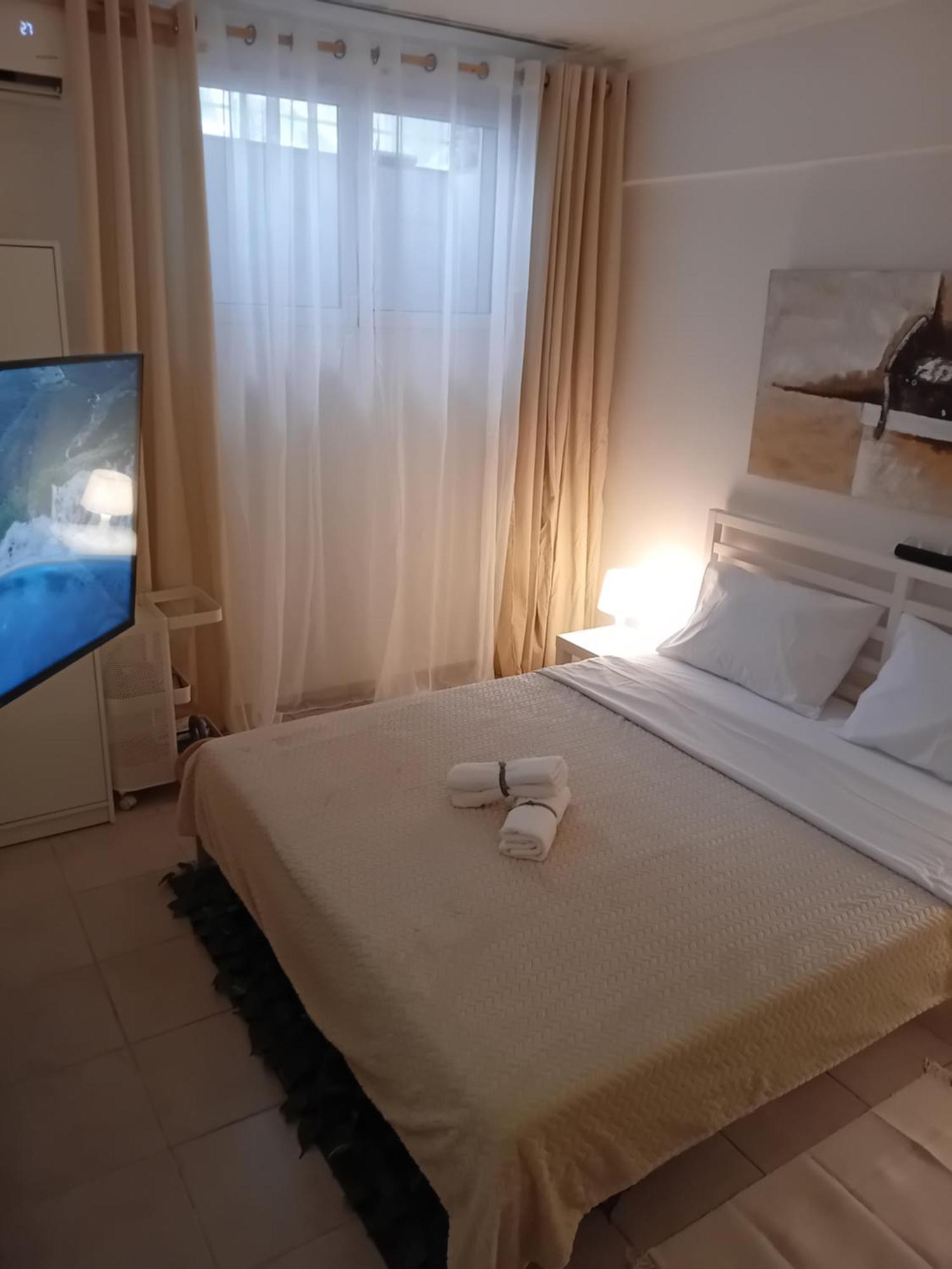 Vestige Basement Apartment เอเธนส์ ภายนอก รูปภาพ